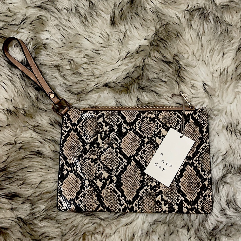 Very Roomie wristlet. Never been used. Excellent condition